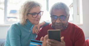 aposentadoria 2026 sendo consultada por casal no celular pelo Meu INSS