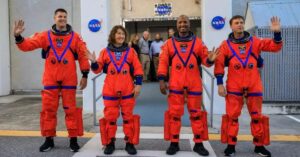 astronautas que vão à Lua reunidos antes da missão Artemis II da Nasa