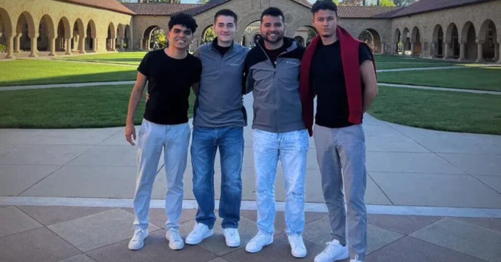 Fundadores da BeConfident em ambiente urbano moderno, representando tecnologia, diversidade e aprendizado de inglês via WhatsApp.