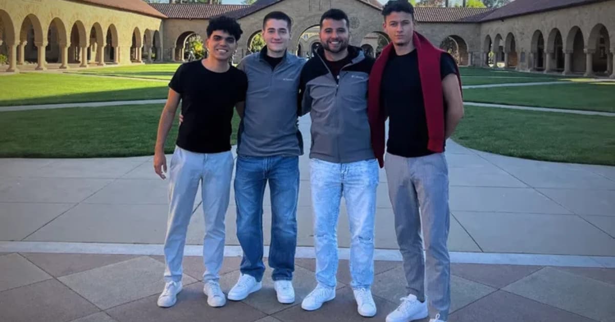 Fundadores da BeConfident em ambiente urbano moderno, representando tecnologia, diversidade e aprendizado de inglês via WhatsApp.