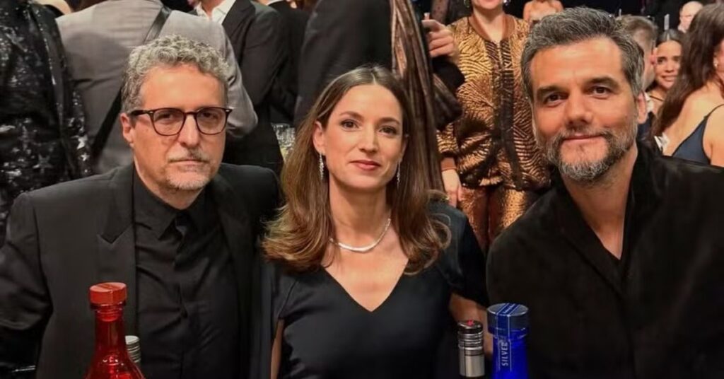 Brasil no Critics Choice 2026 com equipe de O Agente Secreto durante a premiação