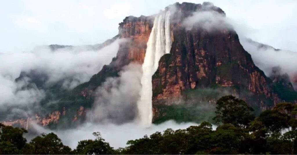 cachoeira mais alta do mundo despencando do topo de um tepui no Parque Nacional Canaima, na Venezuela