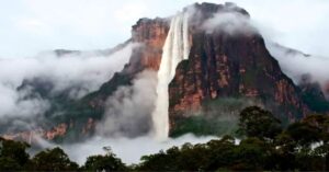 cachoeira mais alta do mundo despencando do topo de um tepui no Parque Nacional Canaima, na Venezuela