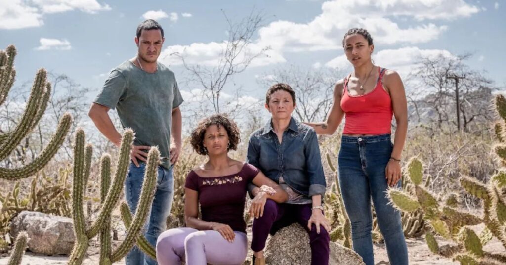 Elenco da série Cangaço Novo em cena da segunda temporada no sertão