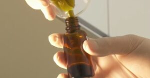 Frasco de medicamento de cannabis medicinal autorizado pela Anvisa no Brasil