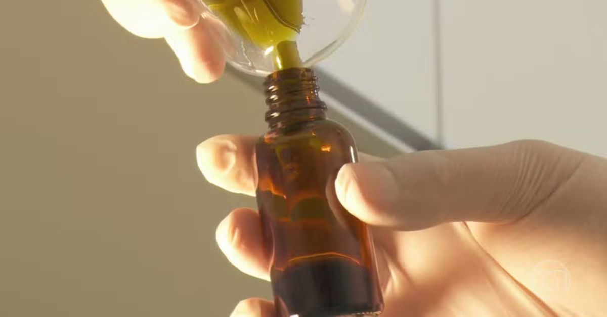 Frasco de medicamento de cannabis medicinal autorizado pela Anvisa no Brasil