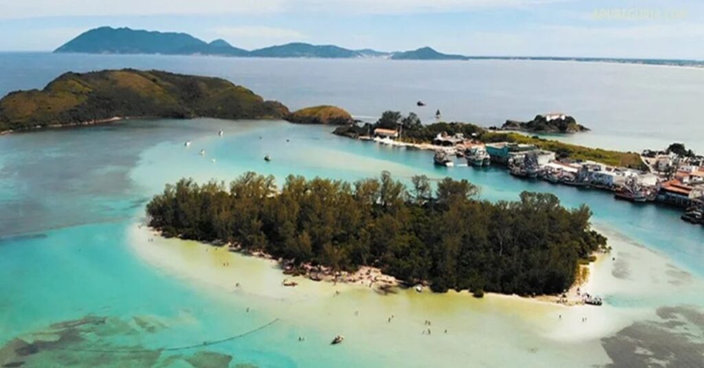 Caribe brasileiro em Cabo Frio com águas cristalinas na Praia do Forte