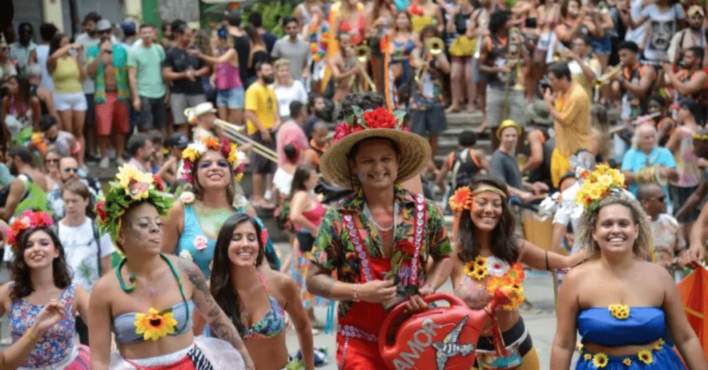 Carnaval 2026 reúne foliões em bloco de rua com fantasias coloridas
