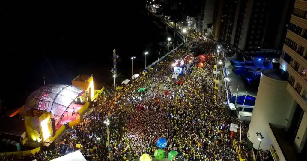 Carnaval mais buscado no Brasil reúne multidão no circuito Barra-Ondina, em Salvador, durante a folia noturna