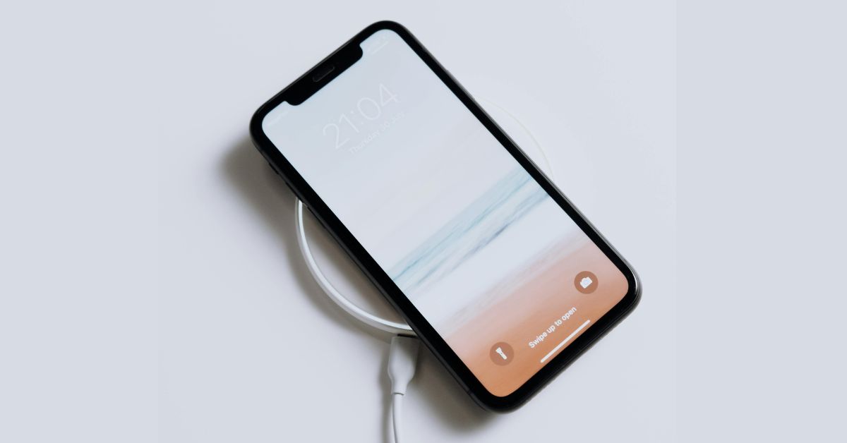 Carregadores falsos podem danificar o celular e causar riscos elétricos