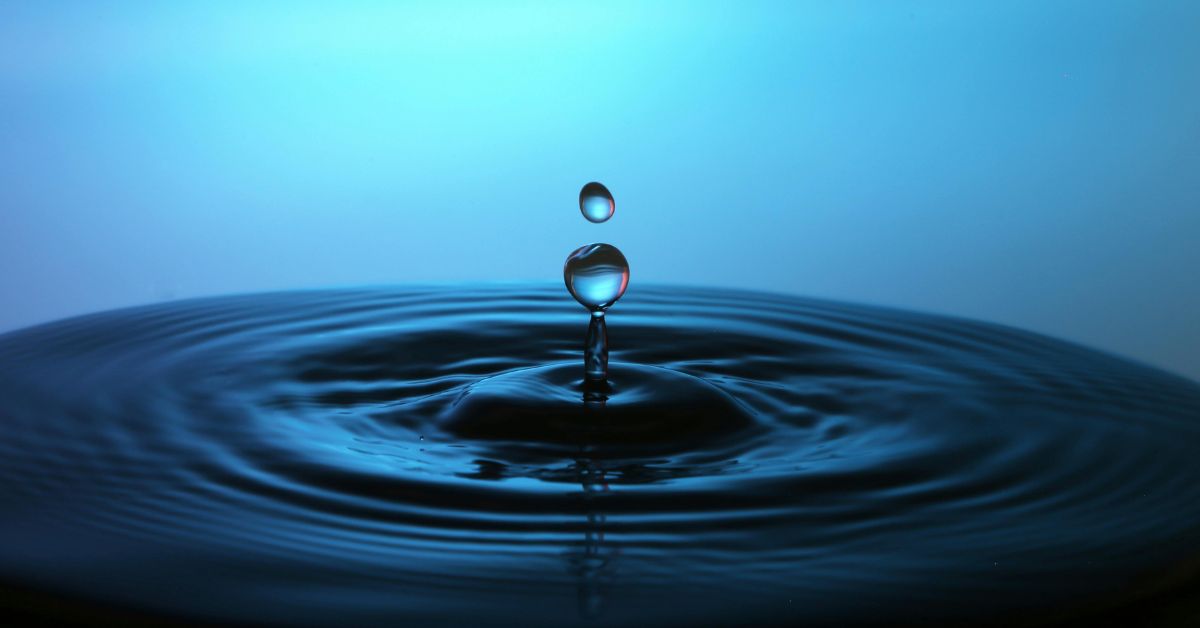 curiosidades da água reveladas no impacto de uma gota sobre a superfície líquida