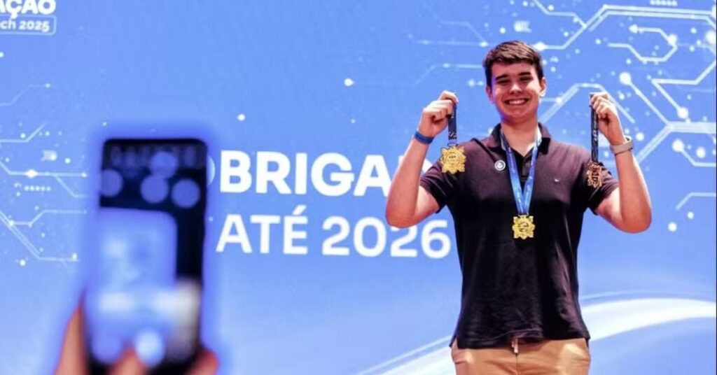 estudante tricampeão da Maratona Tech posa com três medalhas de ouro conquistadas em competição nacional de tecnologia