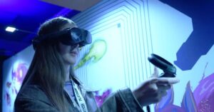 Pessoa utilizando óculos de realidade aumentada durante eventos de inovação em 2026, explorando tecnologias imersivas e soluções digitais.