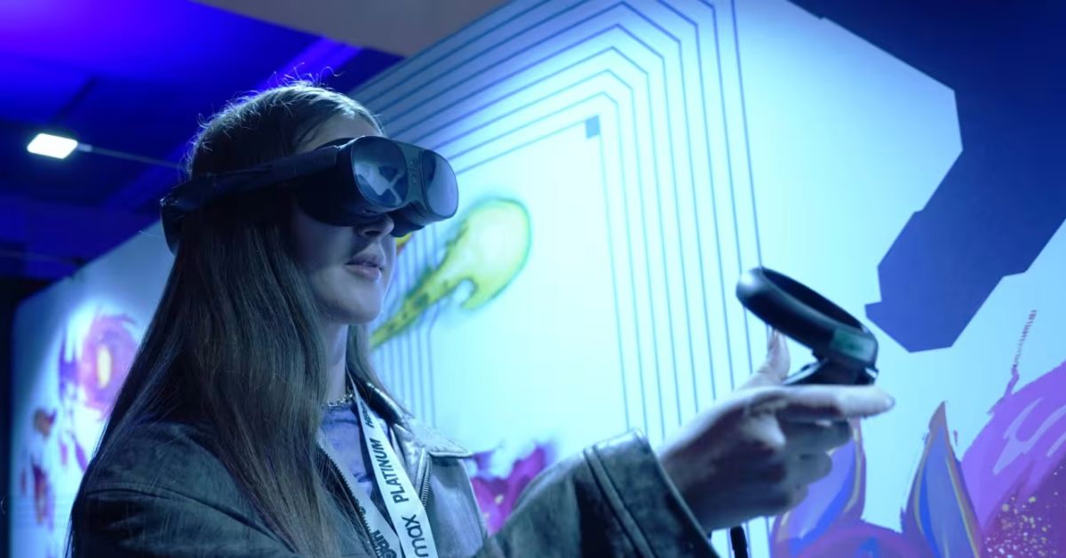 Pessoa utilizando óculos de realidade aumentada durante eventos de inovação em 2026, explorando tecnologias imersivas e soluções digitais.