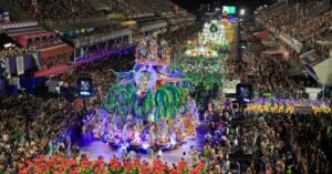 Desfile no Sambódromo retrata a história do Carnaval brasileiro