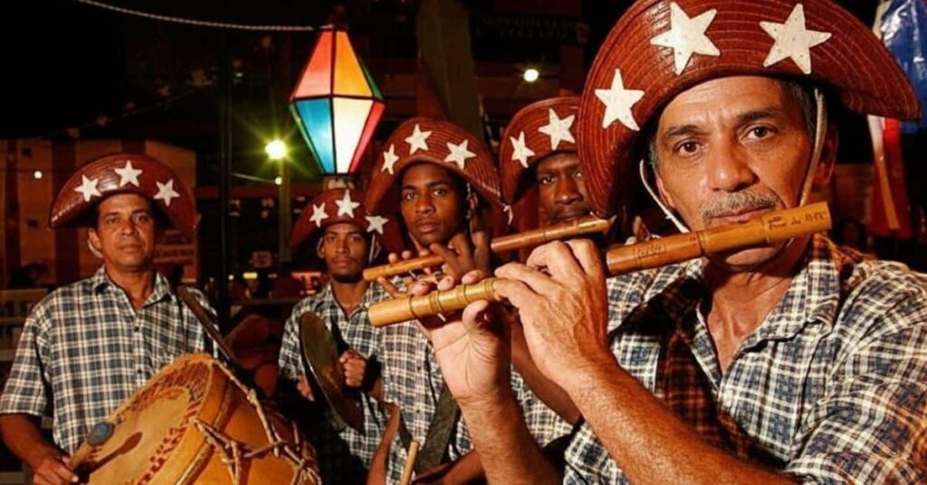 impacto da Lei Rouanet evidenciado em apresentação de músicos de cultura popular nordestina durante evento cultural financiado por incentivo à cultura