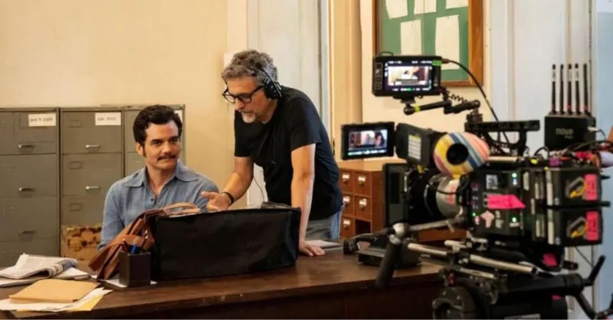 Kleber Mendonça Filho dirige cena do filme O Agente Secreto em set de gravação