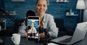 lei da profissão de multimídia representada por criadora de conteúdo gravando vídeo em estúdio digital