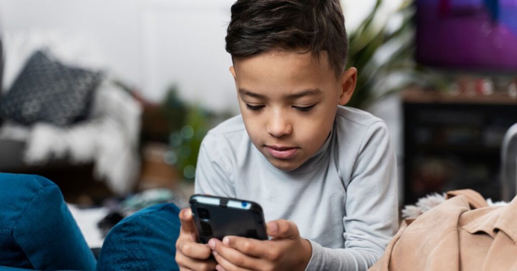 limites de tela para crianças em um ambiente familiar saudável, com foco em convivência e bem-estar.