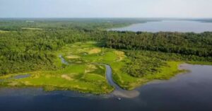 Vista aérea da Amazônia onde está localizado o maior reservatório do mundo de água doce subterrânea, o Sistema Aquífero Grande Amazônia