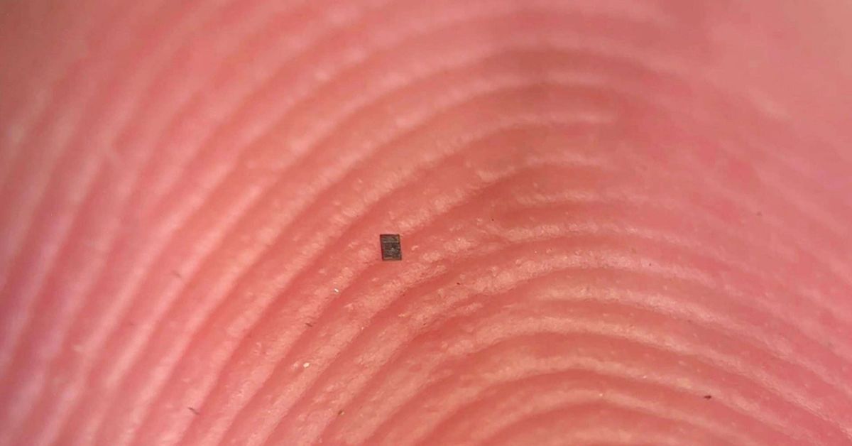 menor robô autônomo do mundo visto sobre a pele humana