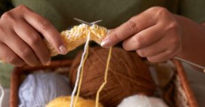 Minicurso de crochê gratuito ensina técnica artesanal com fios coloridos