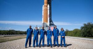 Tripulação da missão Artemis 2 em frente ao foguete da Nasa antes do voo lunar