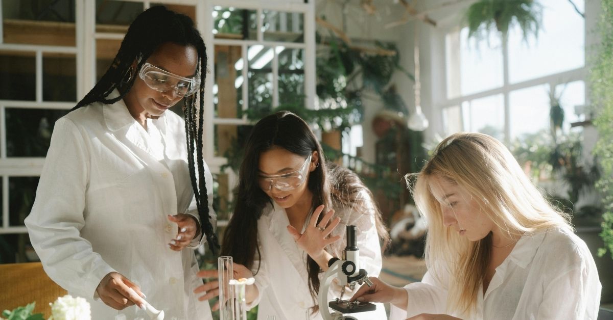 Estudantes realizam atividades em laboratório durante experiência sobre mulheres na ciência