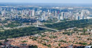 Vista aérea de Teresina, nome da capital do Piauí, com a Ponte Estaiada sobre o rio Poti