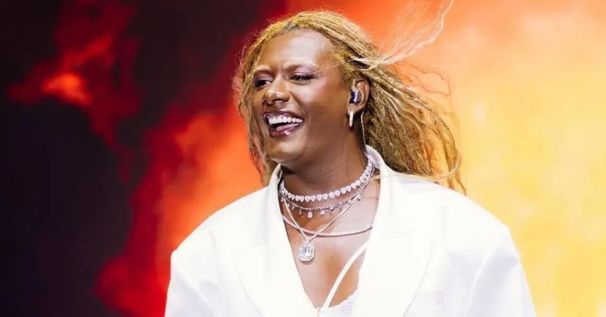 Pessoas trans na cultura representadas por Liniker em apresentação musical
