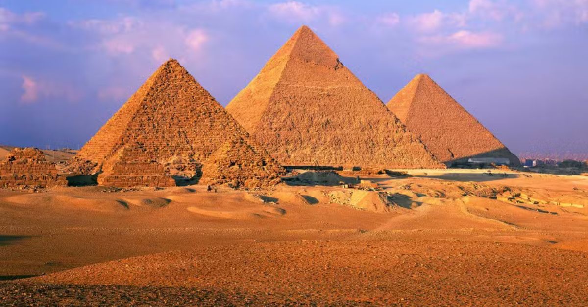 Pirâmides de Gizé no Egito vistas do planalto com o deserto ao redor