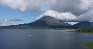 Paisagem do primeiro vulcão do mundo localizado sob a Floresta Amazônica no Brasil