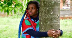 Jovem ativista estabelece recorde de abraço árvore reconhecido pelo Guinness