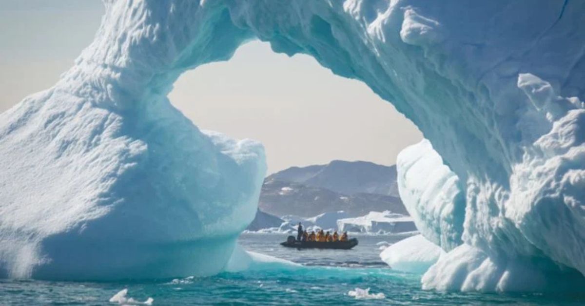 Esculturas naturais de gelo no fiorde Bernstorff, na costa leste da Região da Groenlândia