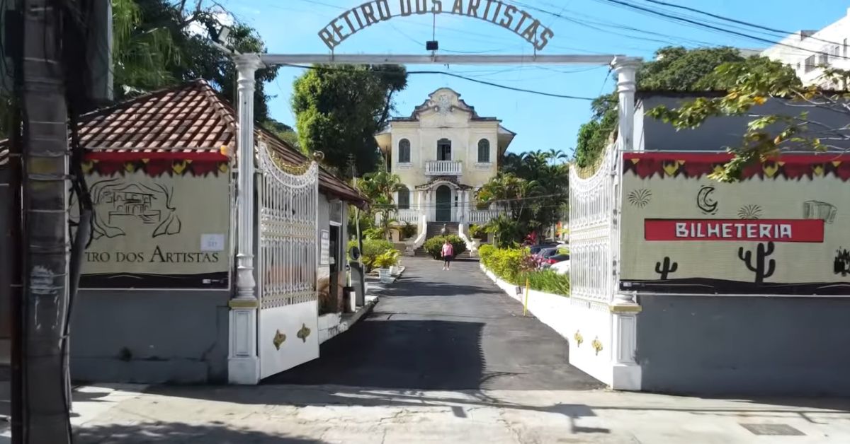 Entrada do Retiro dos Artistas no Rio de Janeiro, instituição centenária que acolhe artistas idosos