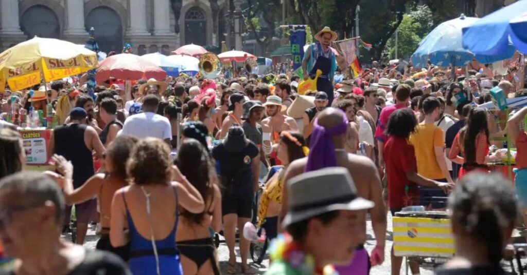Bloco de rua lotado durante o Carnaval, com foco em segurança no Carnaval em meio à aglomeração
