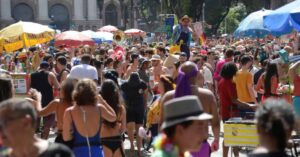 Bloco de rua lotado durante o Carnaval, com foco em segurança no Carnaval em meio à aglomeração