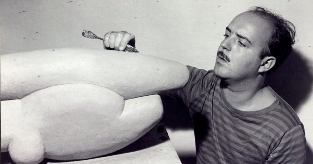 Sergio Camargo trabalha em escultura abstrata em seu ateliê