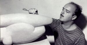 Sergio Camargo trabalha em escultura abstrata em seu ateliê