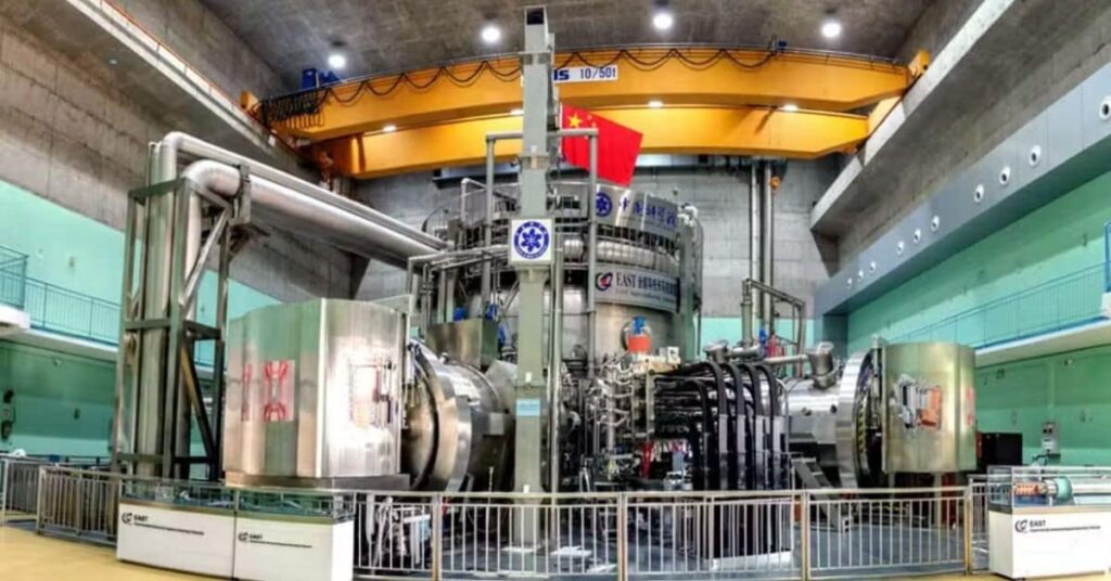 Imagem do sol artificial na China mostrando o plasma confinado magneticamente no reator EAST durante experimento de fusão nuclear.