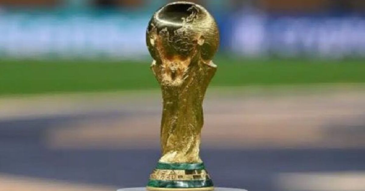 Taça da Copa do Mundo original exposta durante tour oficial no Brasil