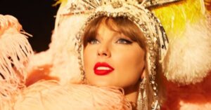 Taylor Swift em visual cênico durante apresentação do álbum The Life of a Showgirl