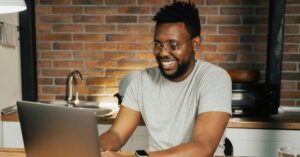 trabalho remoto com profissional trabalhando em casa no computador