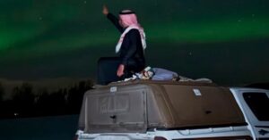 viagem até a aurora boreal realizada por viajante após cruzar continentes