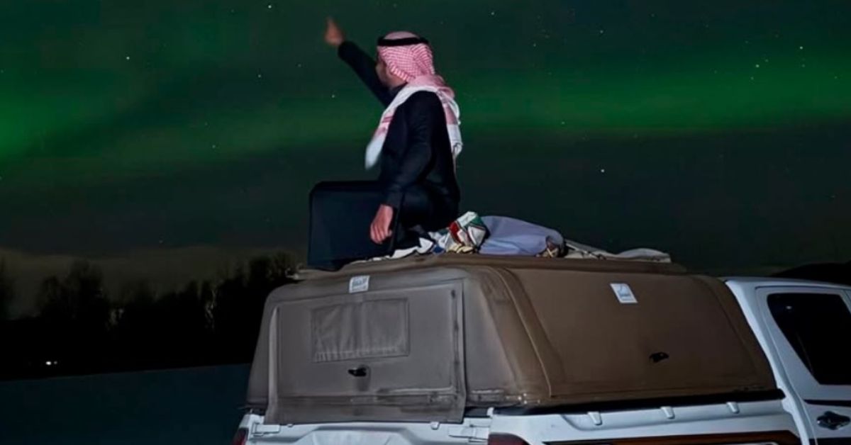 viagem até a aurora boreal realizada por viajante após cruzar continentes