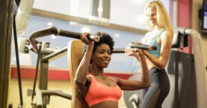 Pessoa retomando exercícios leves na academia ao voltar à rotina após festas