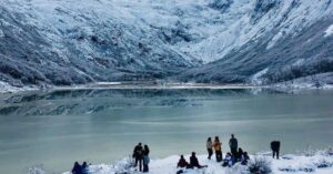 voos diretos para Ushuaia revelam a Laguna Esmeralda coberta de neve no inverno Title (título da imagem): Voos diretos para Ushuaia e a paisagem de inverno da Laguna Esmeralda