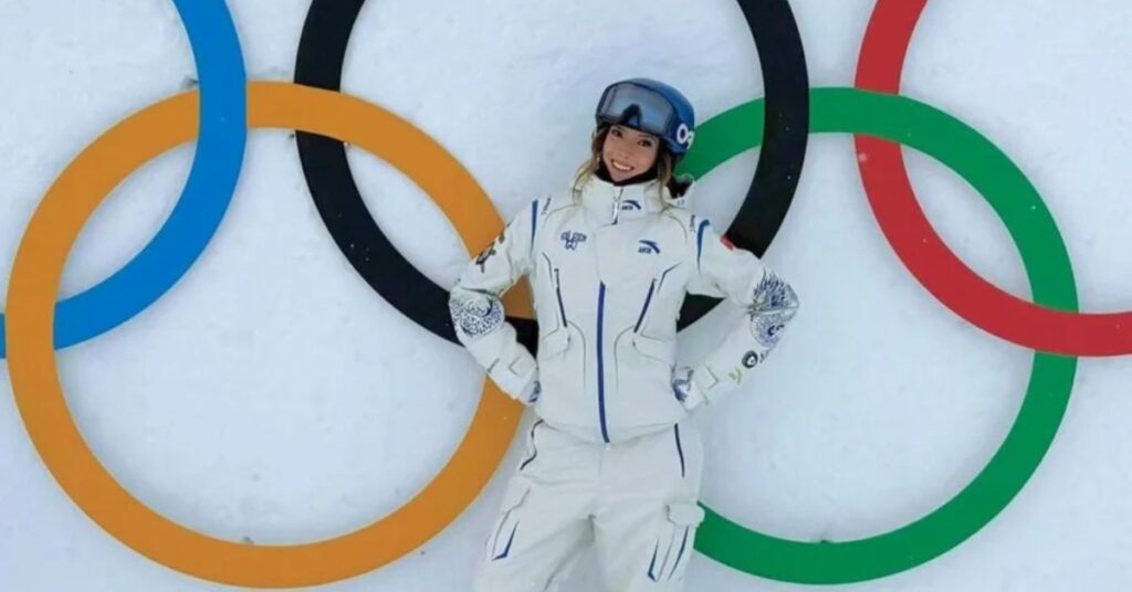 atletas mais bem pagos dos Jogos de Inverno 2026 – Eileen Gu diante dos anéis olímpicos
