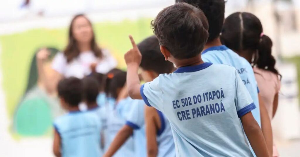 atraso escolar cai no ensino médio segundo Censo Escolar 2025