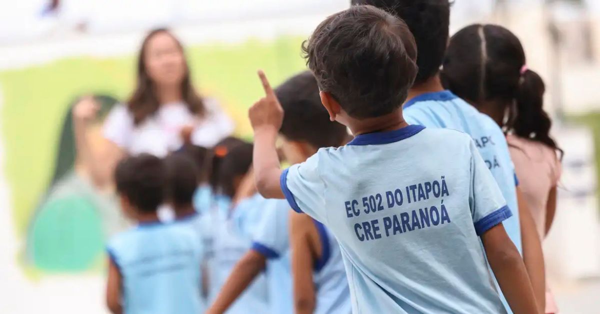 atraso escolar cai no ensino médio segundo Censo Escolar 2025